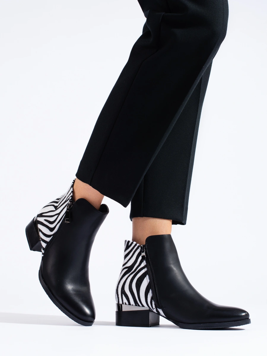 Černé dámské kotníkové boty se zebrovým vzorem 