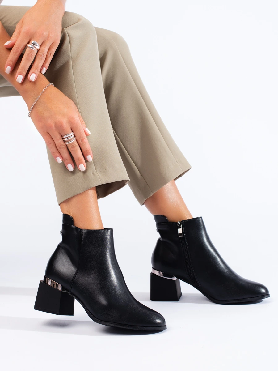 Černé klasické dámské kotníkové boty na podpatku 