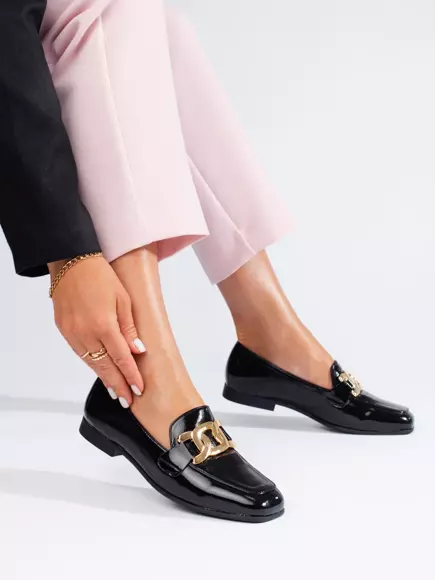 Lakované černé dámské boty s řetízkem 