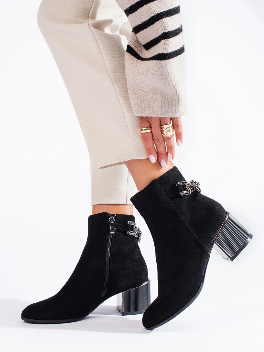 Černé semišové kotníkové dámské boty na elegantním podpatku 