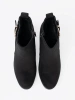 Černé kotníkové boty na sloupku s ozdobnou sponou