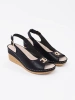 Černé sandály na klínku s přezkou