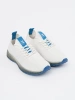 Bílé sportovní boty s modrou podrážkou