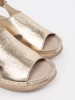 Zlaté ploché sandály na sponu
