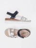 Bílo-tmavě modré sandály na platformě s metalickým zdobením