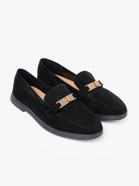 Černé semišové mokasíny s elegantní zlatou ozdobou