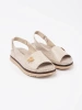 Béžové sandály na platformě se spinkou
