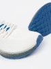 Bílé sportovní boty s modrou podrážkou