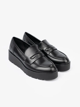 Elegantní černé mokasíny na hrubé podrážce