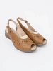 Ažurové sandály karamelové na klínku