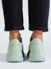 Světle zelené dámské sneakersy s řetízkem