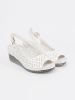 Bílé dírkované sandály na klínku
