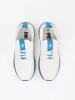 Bílé sportovní boty s modrou podrážkou