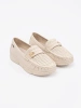 Světle béžové mokasíny s ozdobou