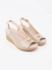 Světle béžové sandály na klínku s přezkou