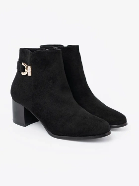 Stylové černé kotníkové boty s elegantním zdobením