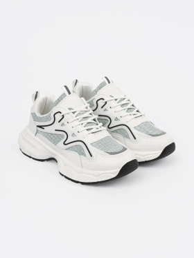 Bílo-zelené sneakersy s ozdobnými částmi