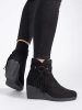 Semišové černé dámské nízké kozačky na klínku s třásněmi