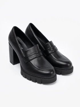 Černé loafersy na sloupku s traperovou podrážkou